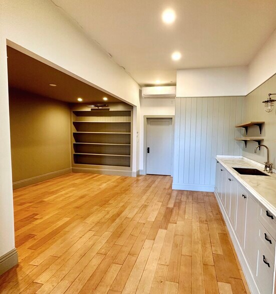 More Photos Of 2301-2309 Main St, Santa Monica Storefront Retail Office For Lease