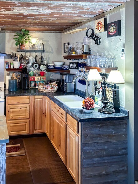 More Photos Of 504 Tivy St, Kerrville Flex For Sale