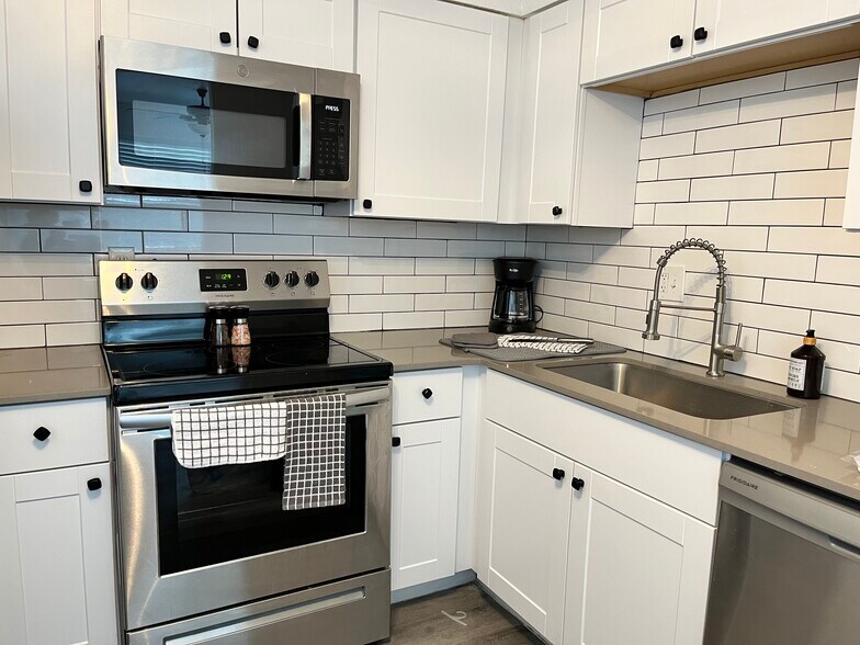 More Photos Of 2201 E Cactus Rd, Phoenix Apartments For Sale