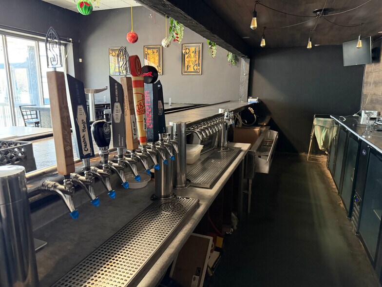 More Photos Of 547 Ontario St, St Catharines Restaurant For Lease