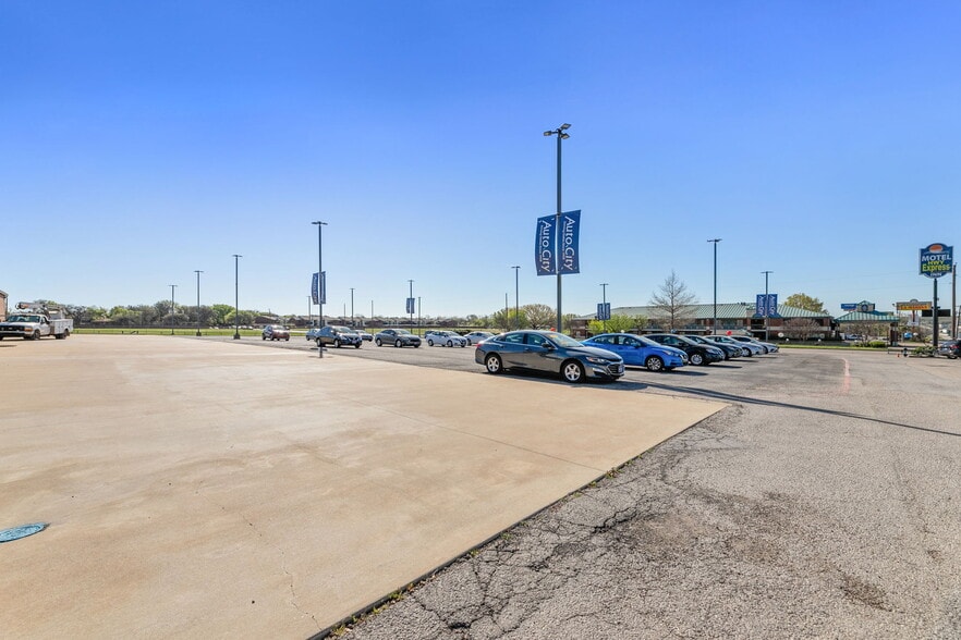 More Photos Of 940 N I-35 E, Lancaster Auto Dealership For Lease