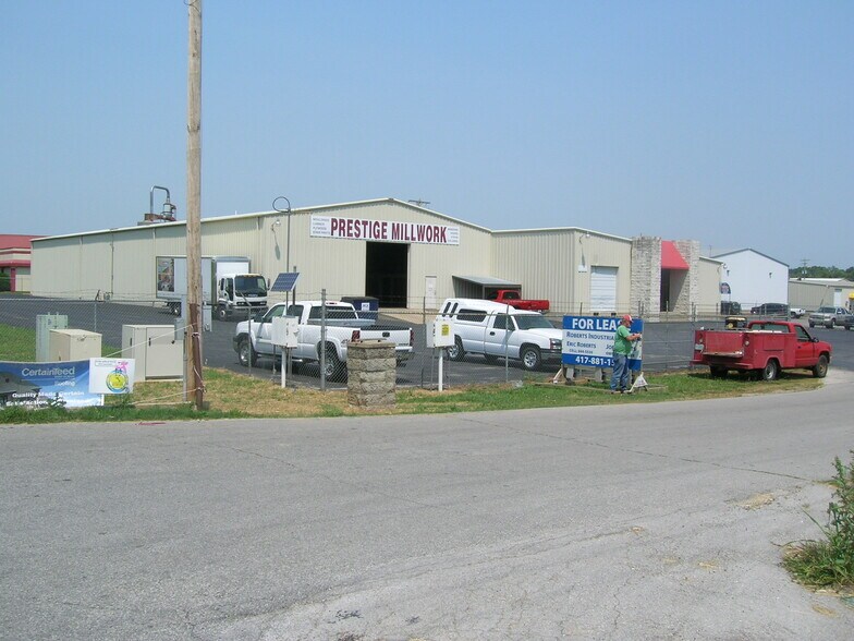 More Photos Of 2115 N Sports Complex Ln, Nixa Warehouse For Lease
