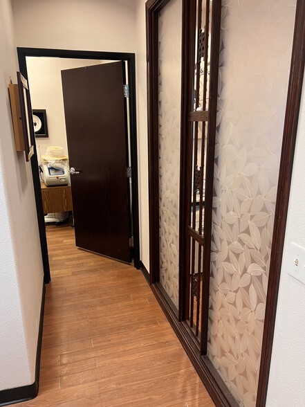 More Photos Of 8867 W Flamingo Rd, Las Vegas Office For Sale