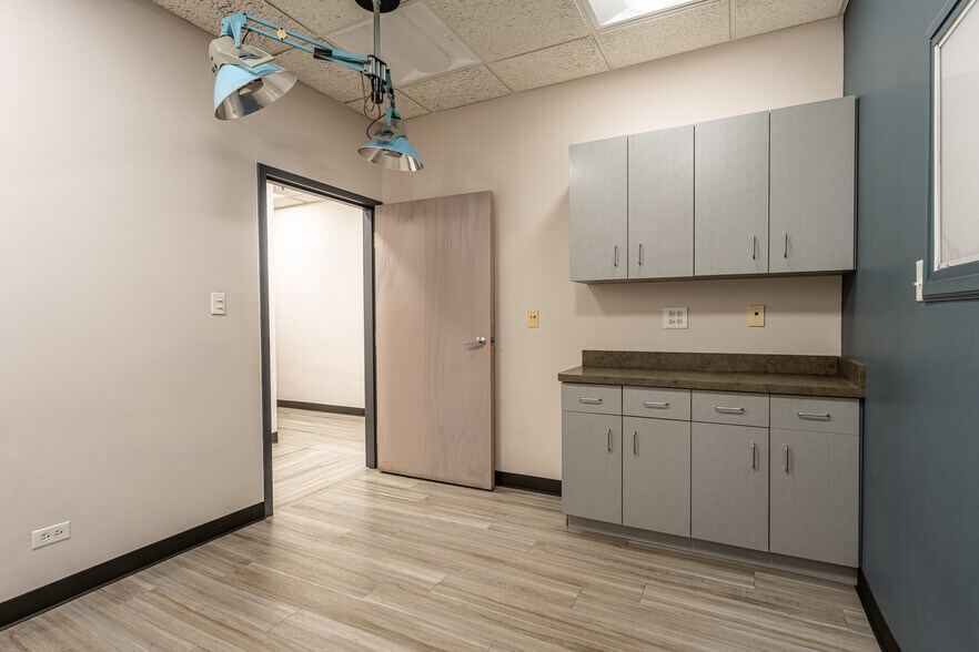 More Photos Of 4650 Southwest Hwy, Oak Lawn Medical For Sale