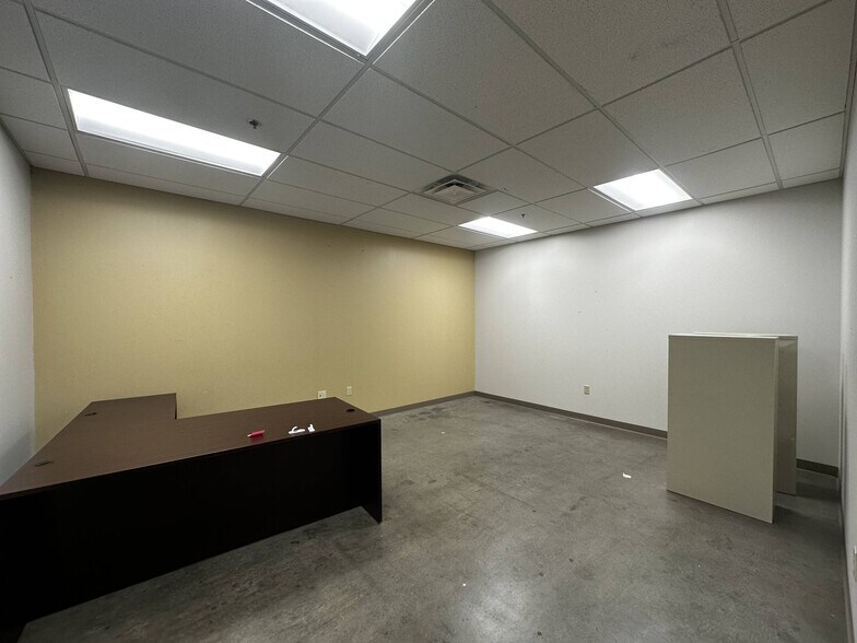 More Photos Of 400-500 Grand Ave, Joplin Office For Lease
