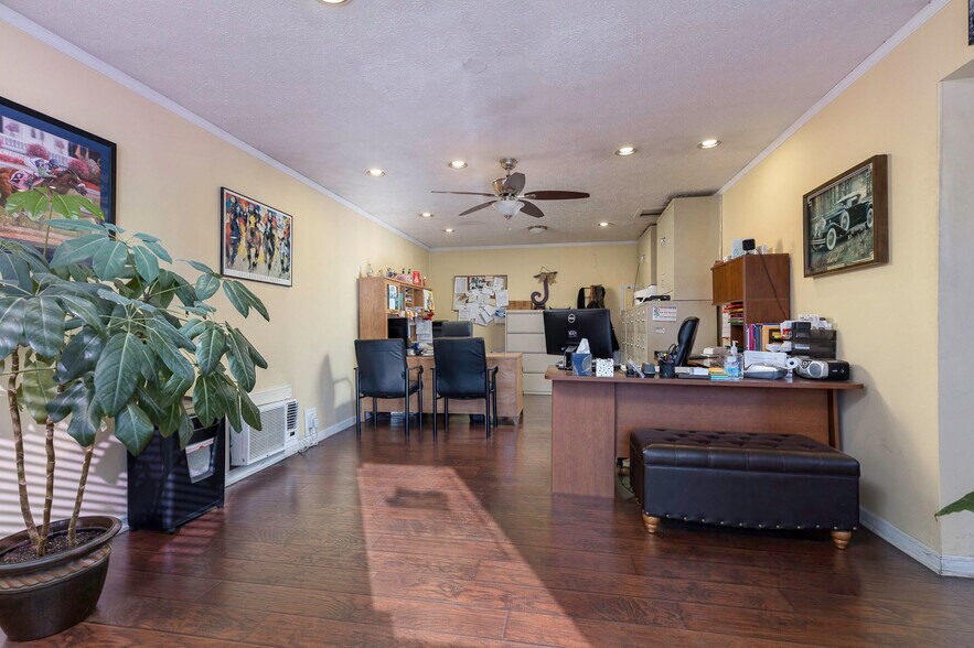 More Photos Of 1545 Berry Blvd, Louisville Auto Dealership For Sale