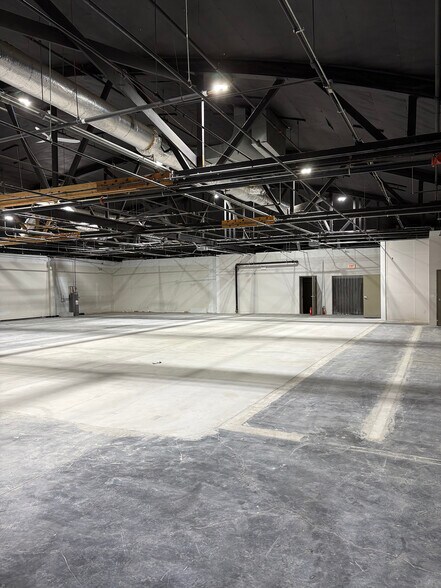 More Photos Of 6620 W Dakin St, Chicago Warehouse For Lease