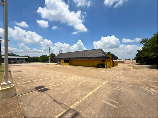 More Photos Of 510 S Cherry Ln, Fort Worth General Retail For Sale