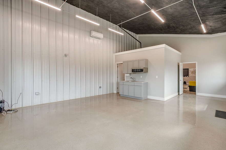 More Photos Of 1650 Staree Ln, Saginaw Flex For Lease