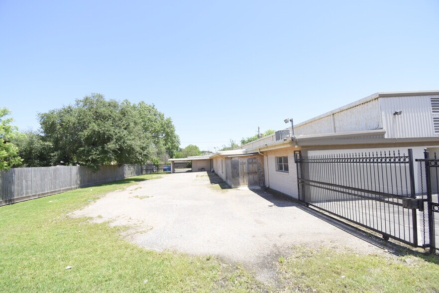 More Photos Of 401 Pennsylvania St, South Houston Lodge Meeting Hall For Sale