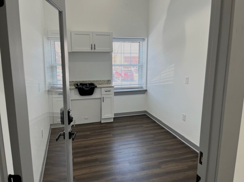 More Photos Of 28 W 9th St, Anderson General Retail For Sale