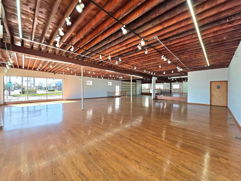 More Photos Of 10220 Grand Ave, Franklin Park Storefront Retail Office For Lease