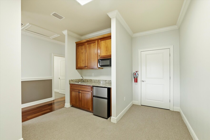 More Photos Of 2236 NE Capital Circle, Tallahassee Office For Lease