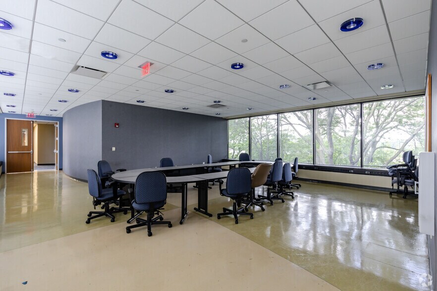 More Photos Of 850 Warrenville Rd, Lisle Office For Sale