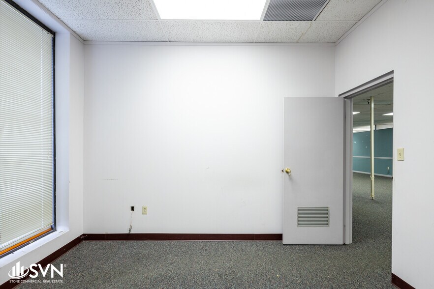 More Photos Of 1047 US Highway 127 S, Frankfort Medical For Lease