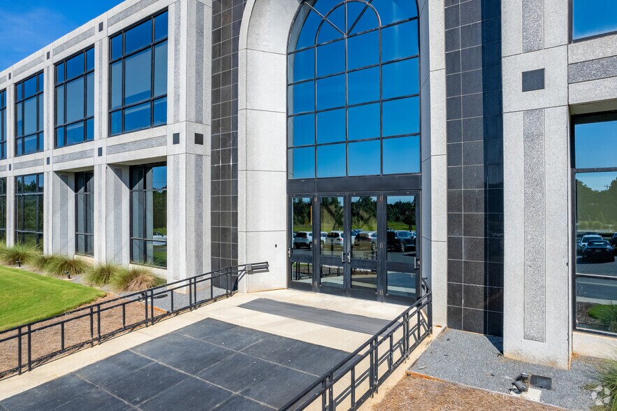 More Photos Of 5400 Riverside Dr, Macon-Bibb Office For Lease