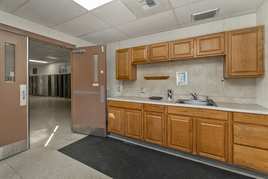 More Photos Of 1050 W Water St, Coaldale Flex For Sale