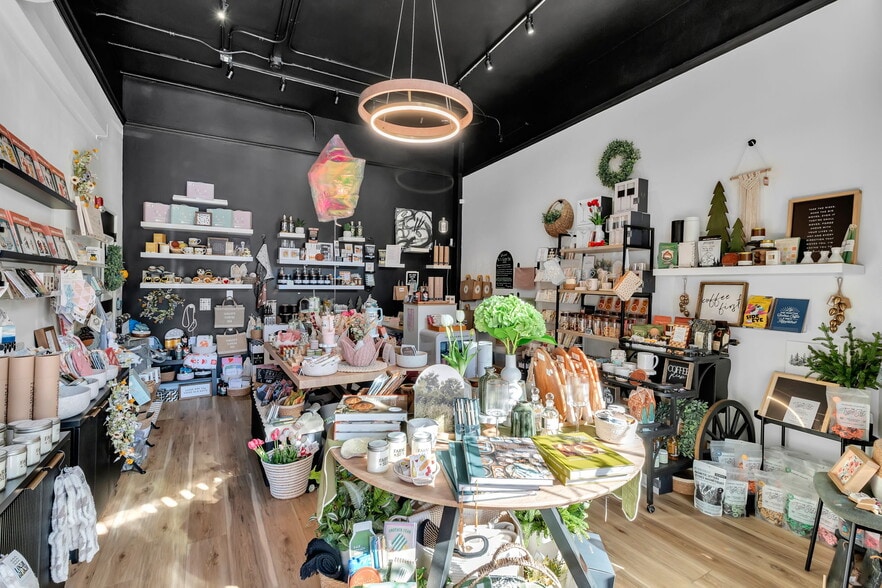 More Photos Of 530-536 S Pineapple Ave, Sarasota Storefront Retail Residential For Sale