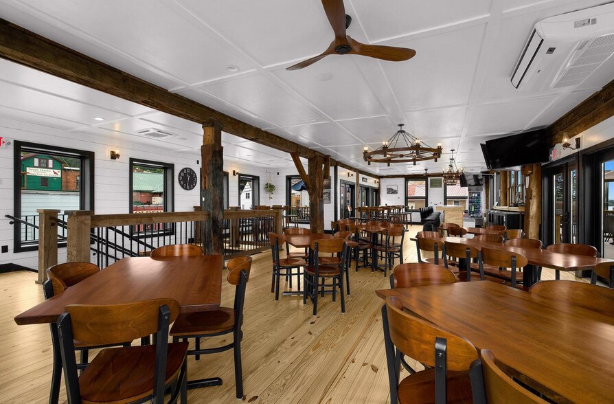 More Photos Of 115 N Shore Dr, Fountain City Restaurant For Sale