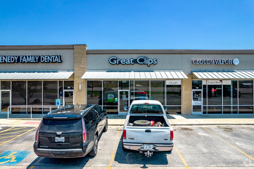 More Photos Of 131 Business Park Dr, Kenedy Storefront Retail Office For Lease