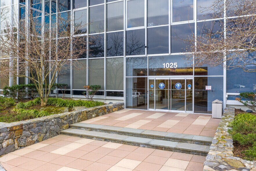 More Photos Of 1025 Westchester Ave, White Plains Office For Lease