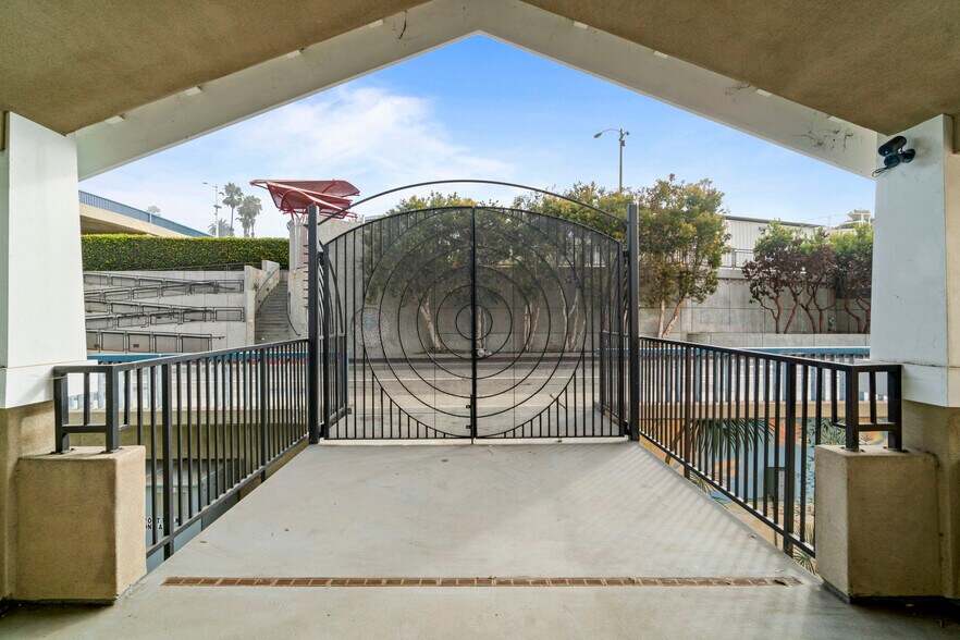 More Photos Of 1605 Ocean Front Walk, Santa Monica Storefront For Lease