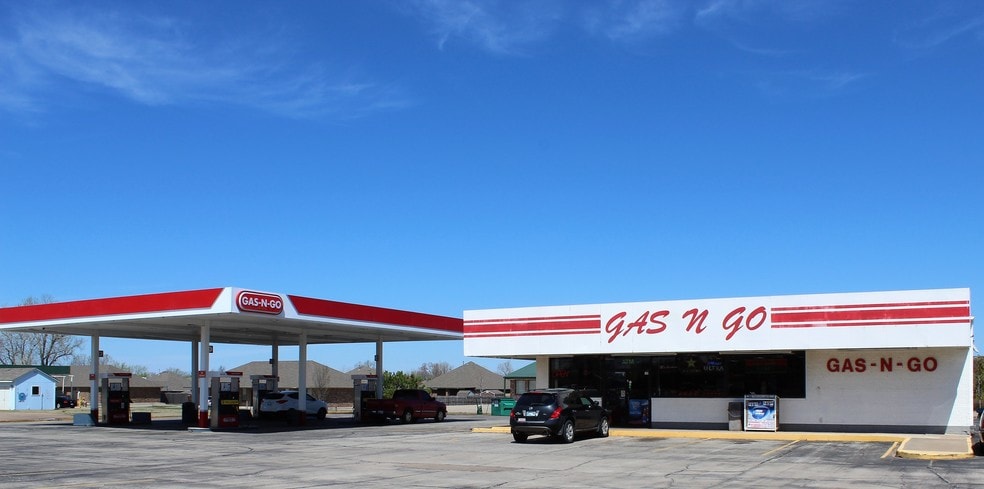 Primary Photo Of 357 W State Highway 152, Mustang Convenience Store For Sale