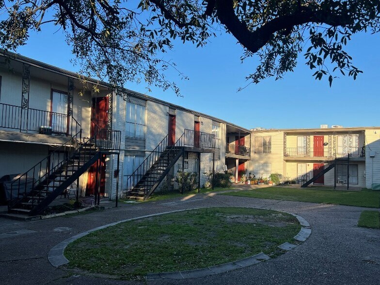 More Photos Of 2200 Wirt Rd, Houston Apartments For Sale