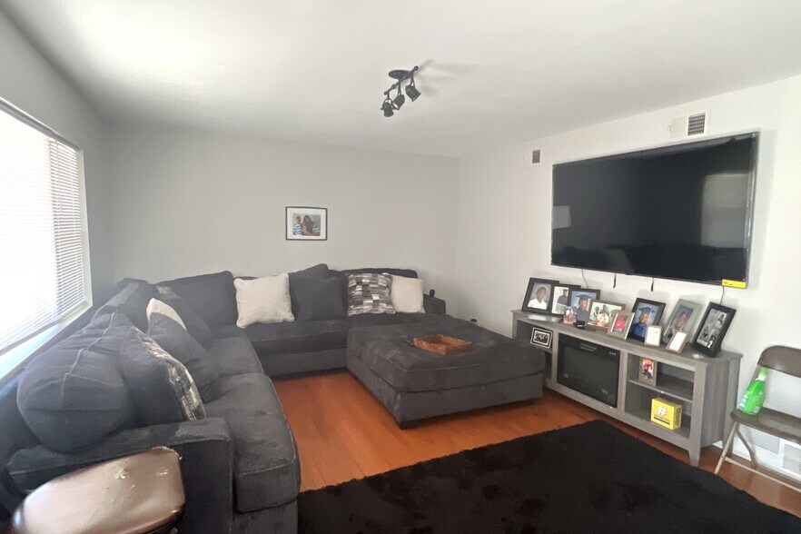 More Photos Of 7635 S Coles Ave, Chicago Apartments For Sale