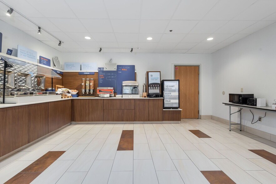 More Photos Of 3610 S Nappanee St, Elkhart Hotel For Sale