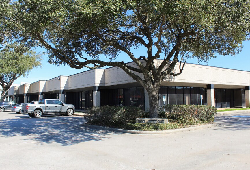 More Photos Of 500 Century Plaza Dr, Houston Light Distribution For Lease