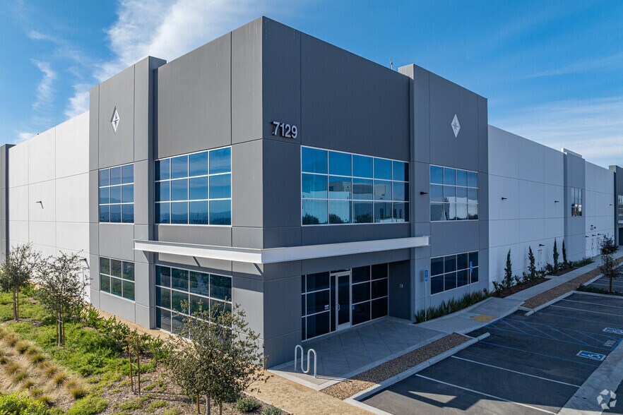 More Photos Of 7129 Enrico Fermi Pl, San Diego Warehouse For Lease
