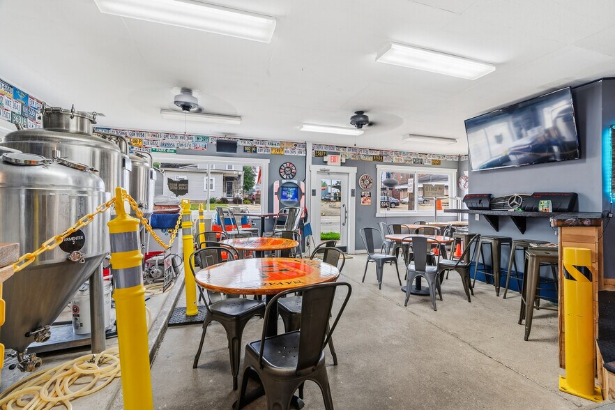 More Photos Of 21 W Canal St, Navarre Restaurant For Sale