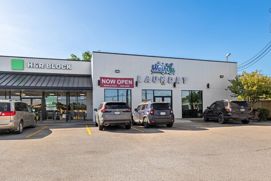 More Photos Of 2215-2321 N Alexander Dr, Baytown Storefront For Sale