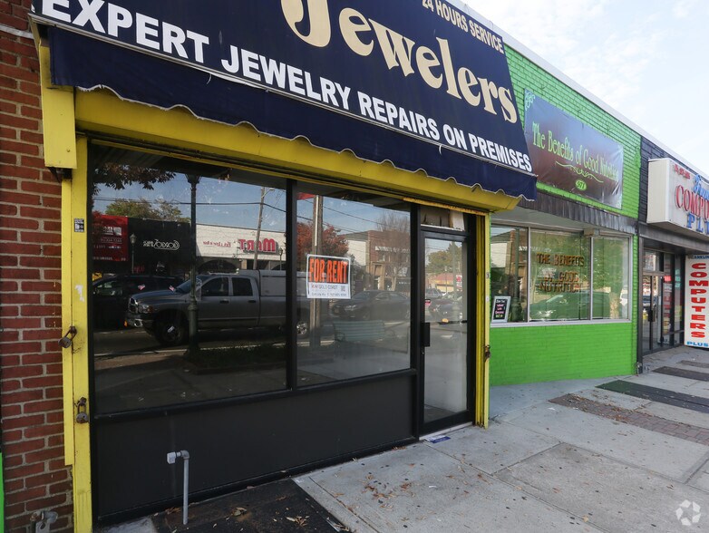 More Photos Of 967-983 Hempstead Tpke, Franklin Square Storefront For Sale