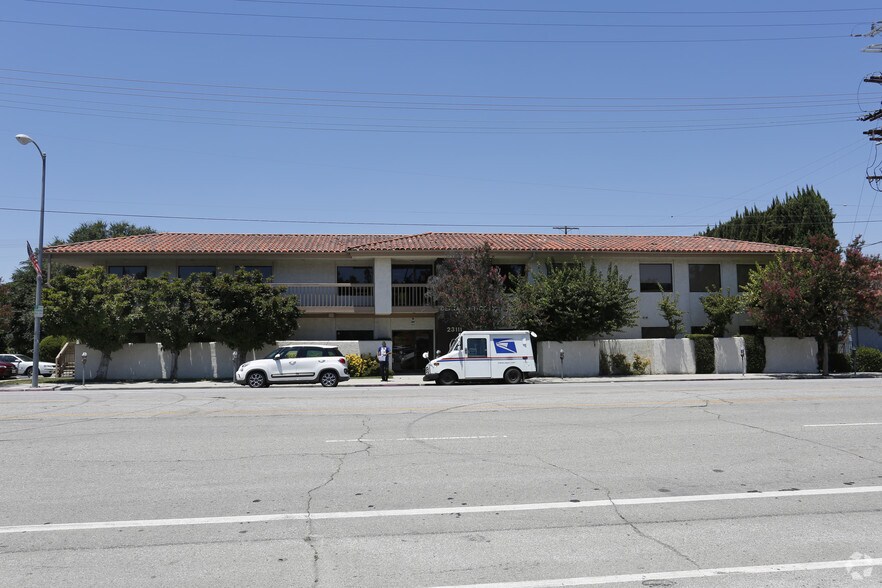 More Photos Of 23111 Ventura Blvd, Woodland Hills Medical For Lease