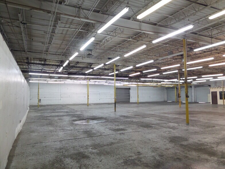More Photos Of 2602 W Holly St, Phoenix Warehouse For Lease
