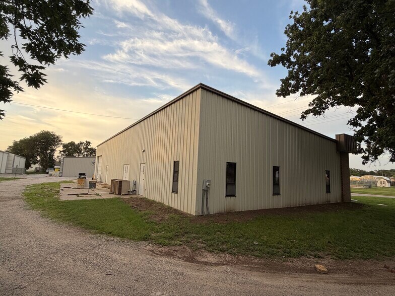 More Photos Of 621 N Hickory St, Mcpherson Office For Sale