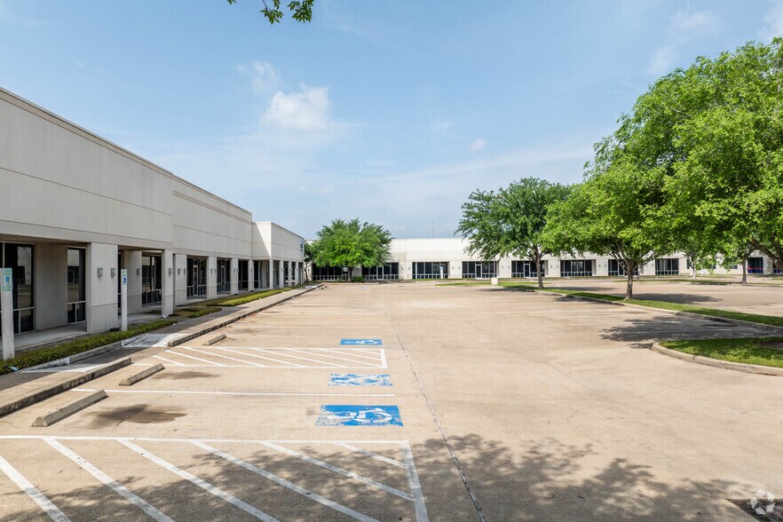 More Photos Of 9920 W Sam Houston Pky S, Houston Flex For Lease