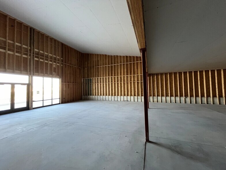 More Photos Of 1425 S Burr St, Mitchell General Retail For Lease