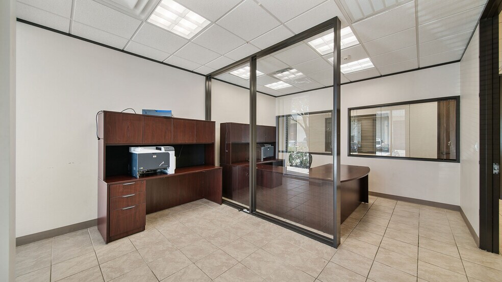 More Photos Of 701 S Persimmon St, Tomball Unknown For Lease