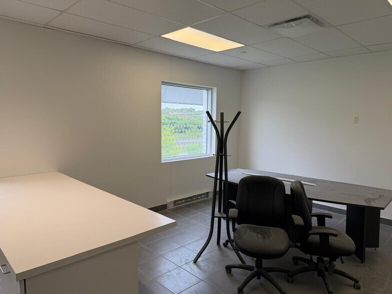 More Photos Of 1375-1405 Boul Hymus, Dorval Warehouse For Lease