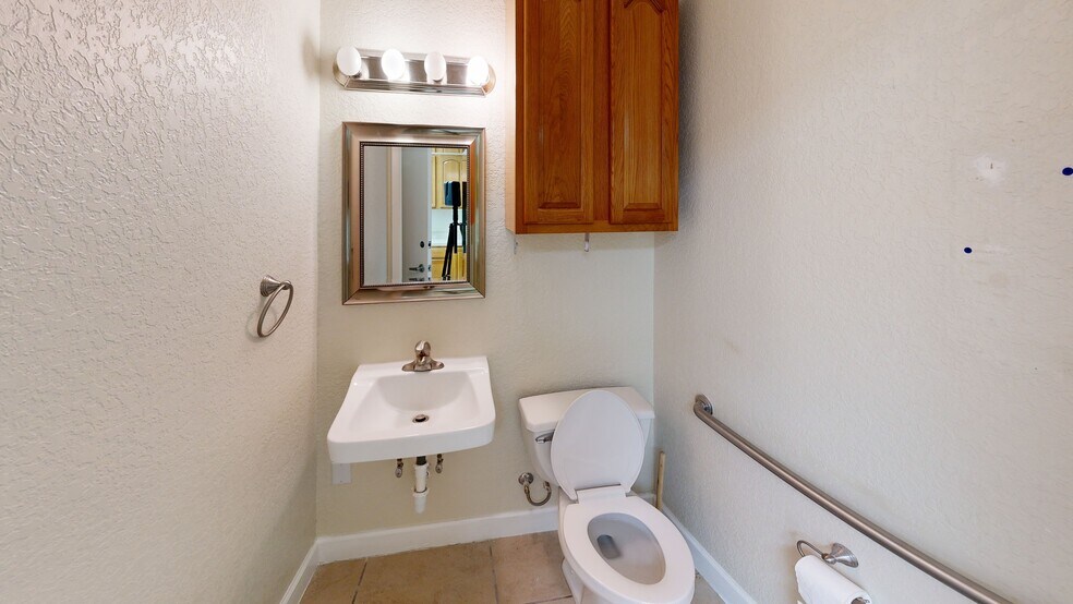 More Photos Of 5151 S Lakeland Dr, Lakeland Office For Sale