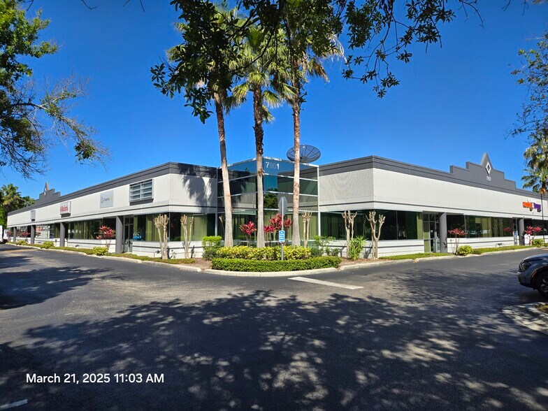 More Photos Of 7901 Kingspointe Pky, Orlando Showroom For Lease