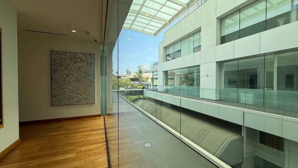 More Photos Of 243 N Canon Dr, Beverly Hills Office For Lease