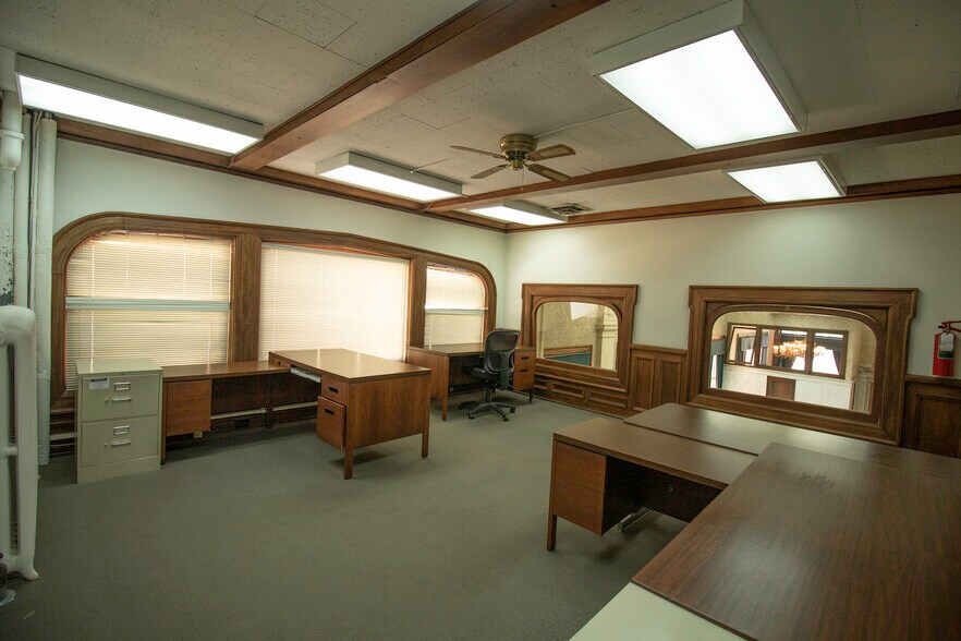 More Photos Of 301 Columbia St, Lafayette Office For Sale