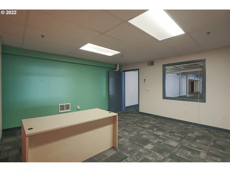 More Photos Of 181 Anderson Ave, Coos Bay Department Store For Sale