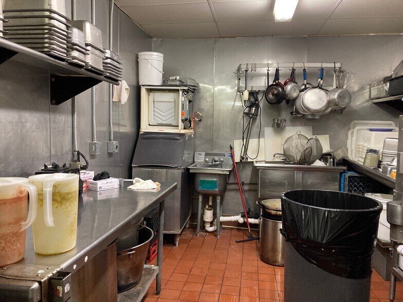 More Photos Of 516 Plaza Dr, Marshall Freestanding For Lease