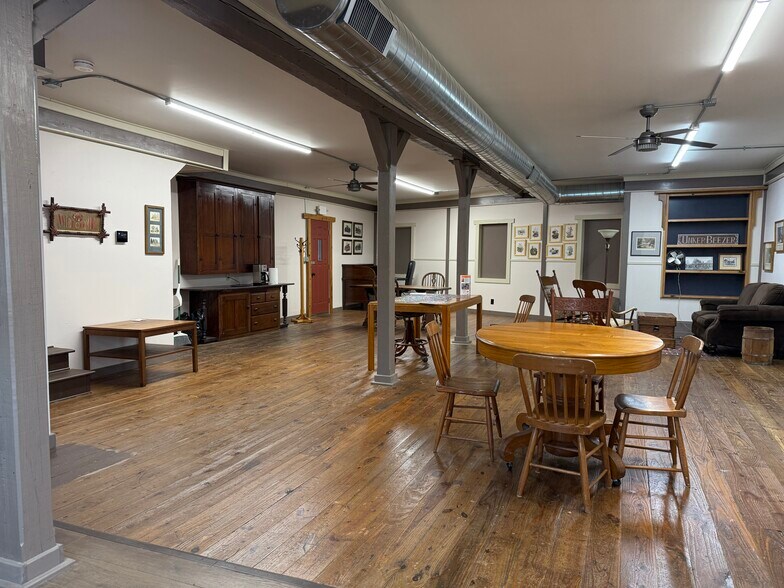 More Photos Of 106 Water St, Lake Mills General Retail For Sale