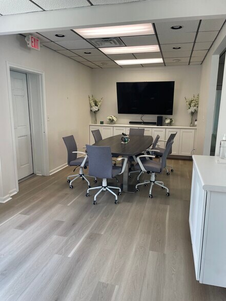 More Photos Of 17 Parker Terrace Ext, Glastonbury Office For Lease